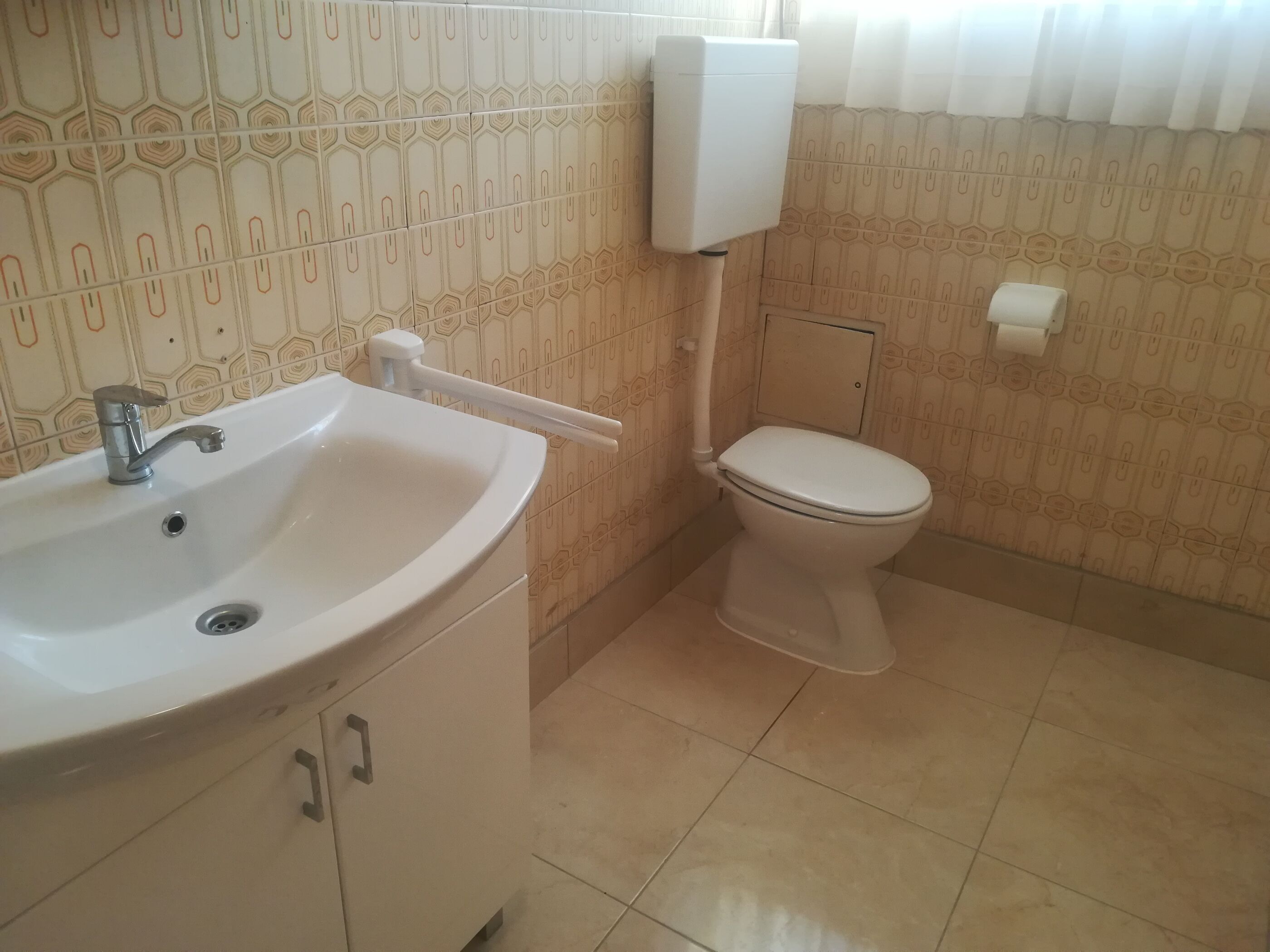 Apartment (A1) | Bathroom | Bathtub, towels, shampoo, toilet paper