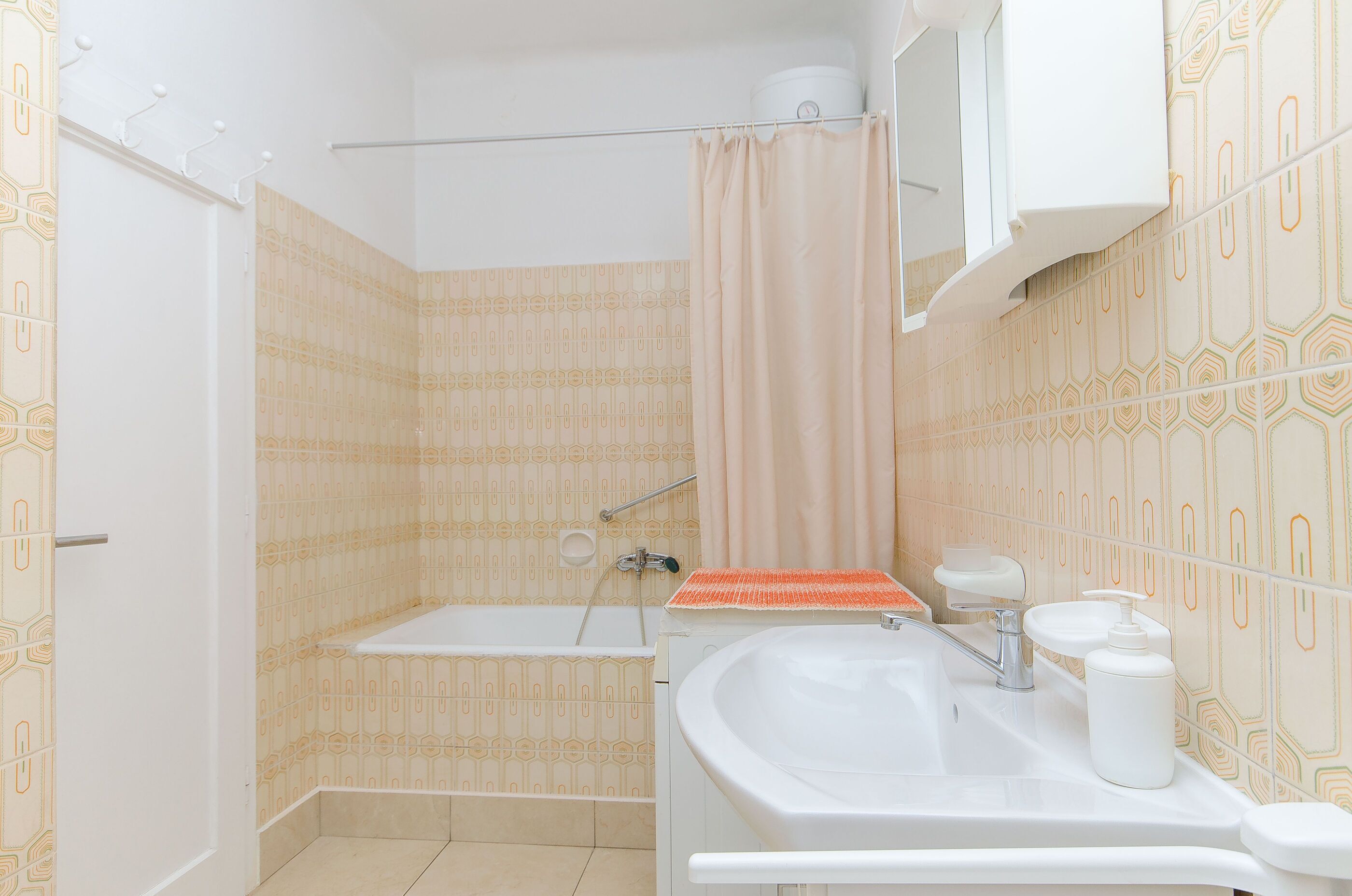 Une salle de bain avec une baignoire, un lavabo et des toilettes.