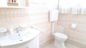 Apartment (A1) | Bathroom | Bathtub, towels, shampoo, toilet paper - Apartment Green Rustic (Split)