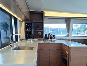 Private kitchen - Sun-Kissed Sailing Adventure in Islas Sarónicas (Piraeus)