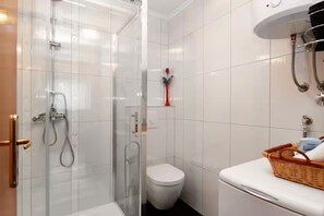 Apartment (A1) | Badezimmer | Dusche, Handtücher, Toilettenpapier