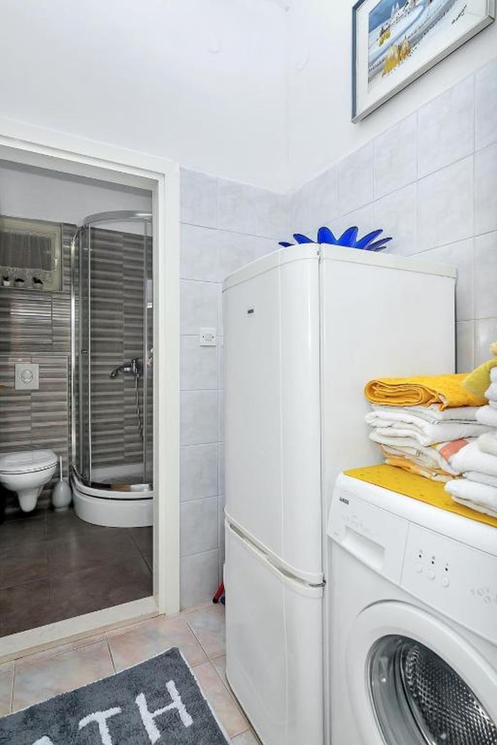 Appartamento (A1) | Bagno | Doccia, asciugamani, sapone, carta igienica