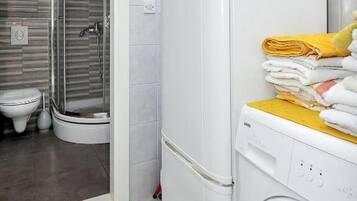 Appartamento (A1) | Bagno | Doccia, asciugamani, sapone, carta igienica