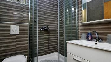 Apartment (A1) | Bathroom | Shower, towels, soap, toilet paper