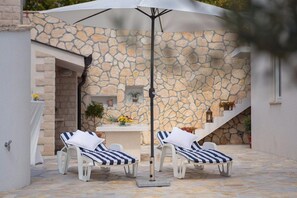 In-room safe, free WiFi - Apartments White House (Omis)