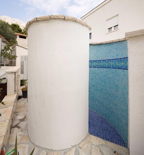 Exterior detail - Apartments White House (Omis)