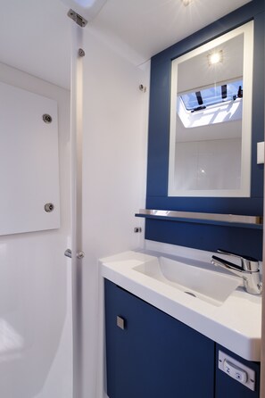 Shower - Sun-Kissed Sailing Adventure in Islas Sarónicas (Alimos)