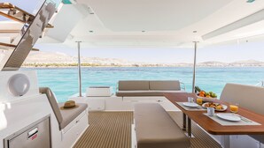 Outdoor dining - Sun-Kissed Sailing Adventure in Islas Sarónicas (Alimos)