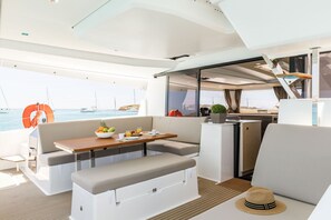 Outdoor dining - Sun-Kissed Sailing Adventure in Islas Sarónicas (Alimos)