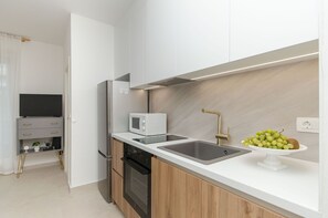 Apartment (A1) | Private kitchen | Fridge, microwave, oven, stovetop - Apartment Beachfront Daria (Split)