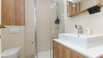 Apartemen (A1) | Kamar mandi | Shower, handuk, dan tisu toilet