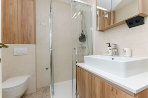 Apartment (A1) | Bathroom | Shower, towels, toilet paper - Apartment Beachfront Daria (Split)