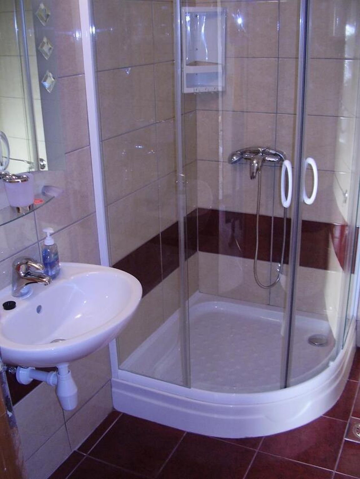 Studio (A1) | Salle de bain | Douche, serviettes fournies, savon, papier de toilette