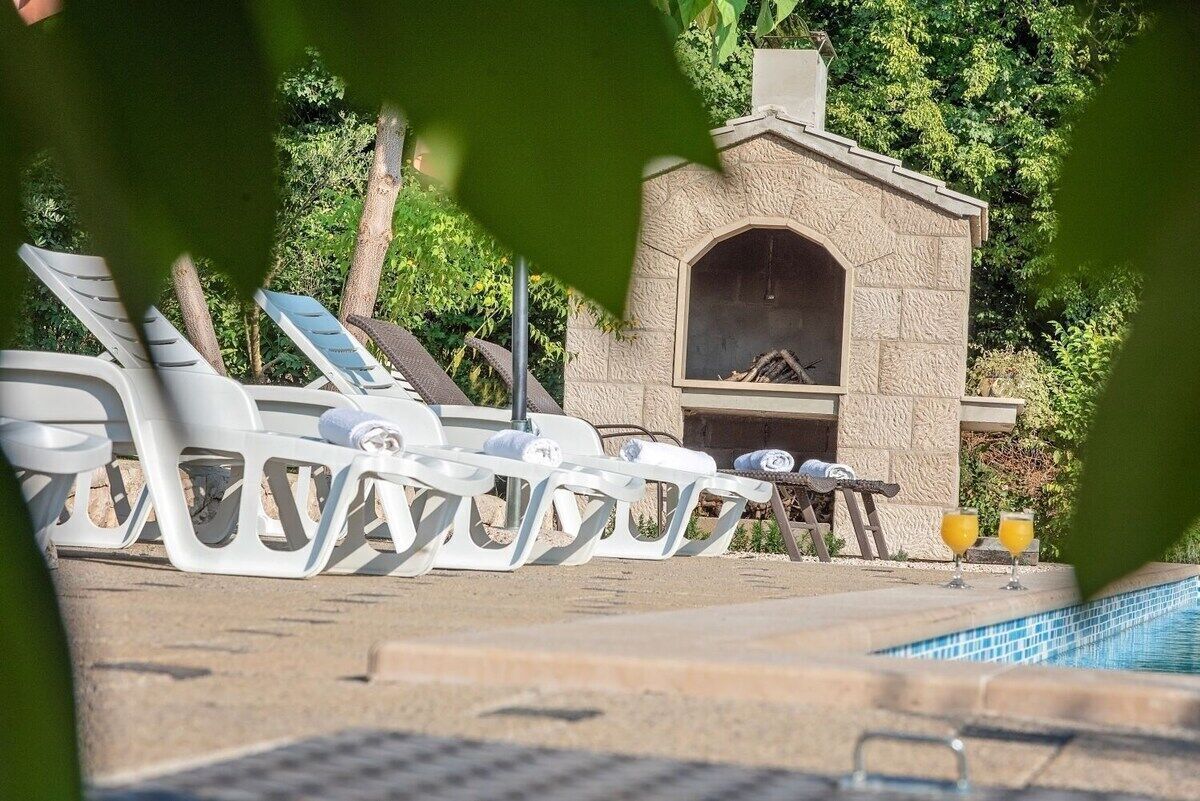 Piscine extérieure, parasols