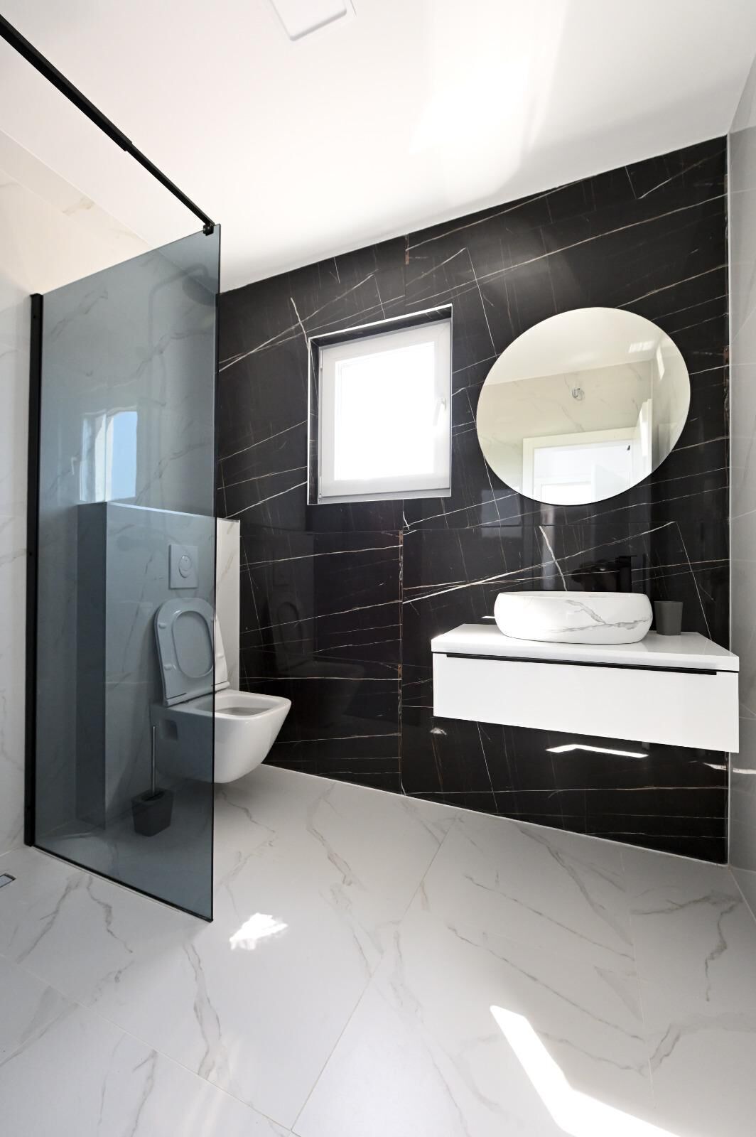 Villa | Salle de bain | Serviettes fournies, papier de toilette