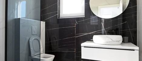 Villa | Salle de bain | Serviettes fournies, papier de toilette