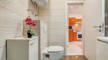Apartment (A1) | Bathroom | Shower, towels