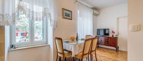 Apartment (A1) | Dining