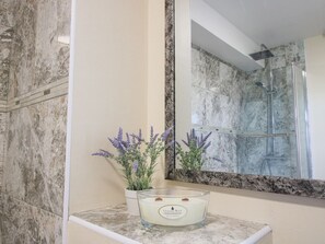Shower - The Owl Barn, Leominster (Leominster)