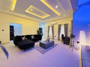 Appartement Confort, balcon, vue ville | Coin séjour