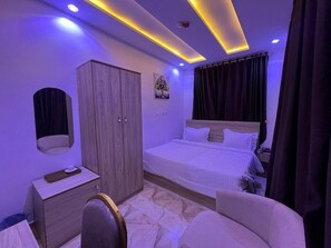 Căn hộ tiện nghi đơn giản, ban công, quang cảnh thành phố | Két bảo mật tại phòng, bàn, khu vực làm việc phù hợp cho laptop 
