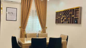 Comfort appartement, balkon, uitzicht op de stad | Dineren