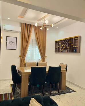 Comfort Apartment, Balcony, City View | Tempat makan