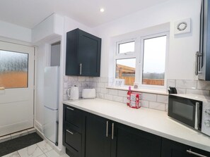 Private kitchen - 2 Stroud Bungalows, Bourton, Dorset (Gillingham)