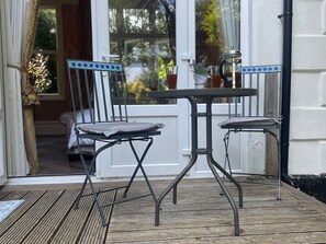 Outdoor dining - Garden Apartment, Par (Par)