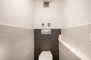 Secador de cabelo, toalhas de banho