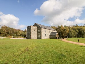 A stone building with a large lawn in front. - Charming Hartington in Darley (Matlock)