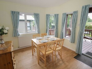 Dining - Daffodil resting in Eardisland (Leominster)