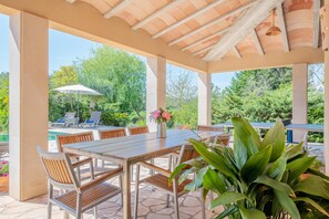 Outdoor dining - Holiday Home "Can Mares" with Mountain View, Pool, Air Conditioning & Garden (Illes Balears)