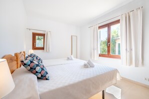 Iron/ironing board, WiFi, bed sheets - Holiday Home "Can Mares" with Mountain View, Pool, Air Conditioning & Garden (Illes Balears)
