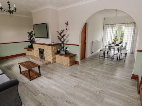 Interior. Maes Hyfryd, Maenclochog