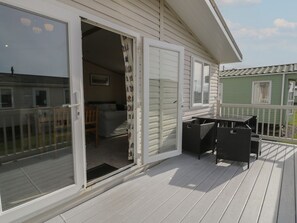 Outdoor dining - Gold Lodge (201), Dyffryn Ardudwy (Talybont)