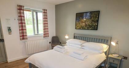 Charming Cherry Home in Cowbridge
