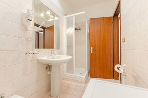 Apartamento | Banheiro | Chuveiro, secador de cabelo, bidê, toalhas de banho