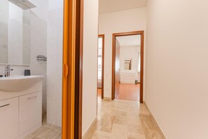 Appartement | Salle de bain | Douche, sèche-cheveux, bidet, serviettes fournies