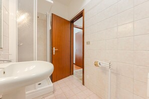 Apartamento | Banheiro | Chuveiro, secador de cabelo, bidê, toalhas de banho