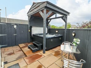 Outdoor dining - Lakes View Apartment 1 in Carnforth (Carnforth)