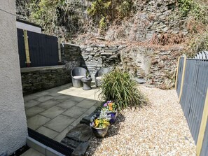 Terrace/patio - Bwthyn Ger Afon (Riverplace Cottage), Tanygrisiau (Blaenau Ffestiniog)