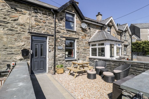 Bwthyn Ger Afon (Riverplace Cottage)