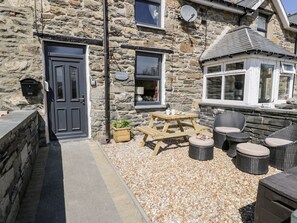 Outdoor dining - Bwthyn Ger Afon (Riverplace Cottage), Tanygrisiau (Blaenau Ffestiniog)
