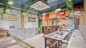 供应早餐、午餐、晚餐和早午餐