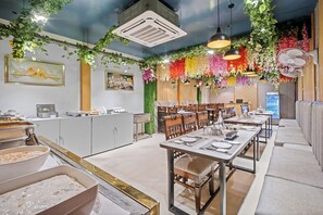 Dining - Continente Inn (Faizabad)