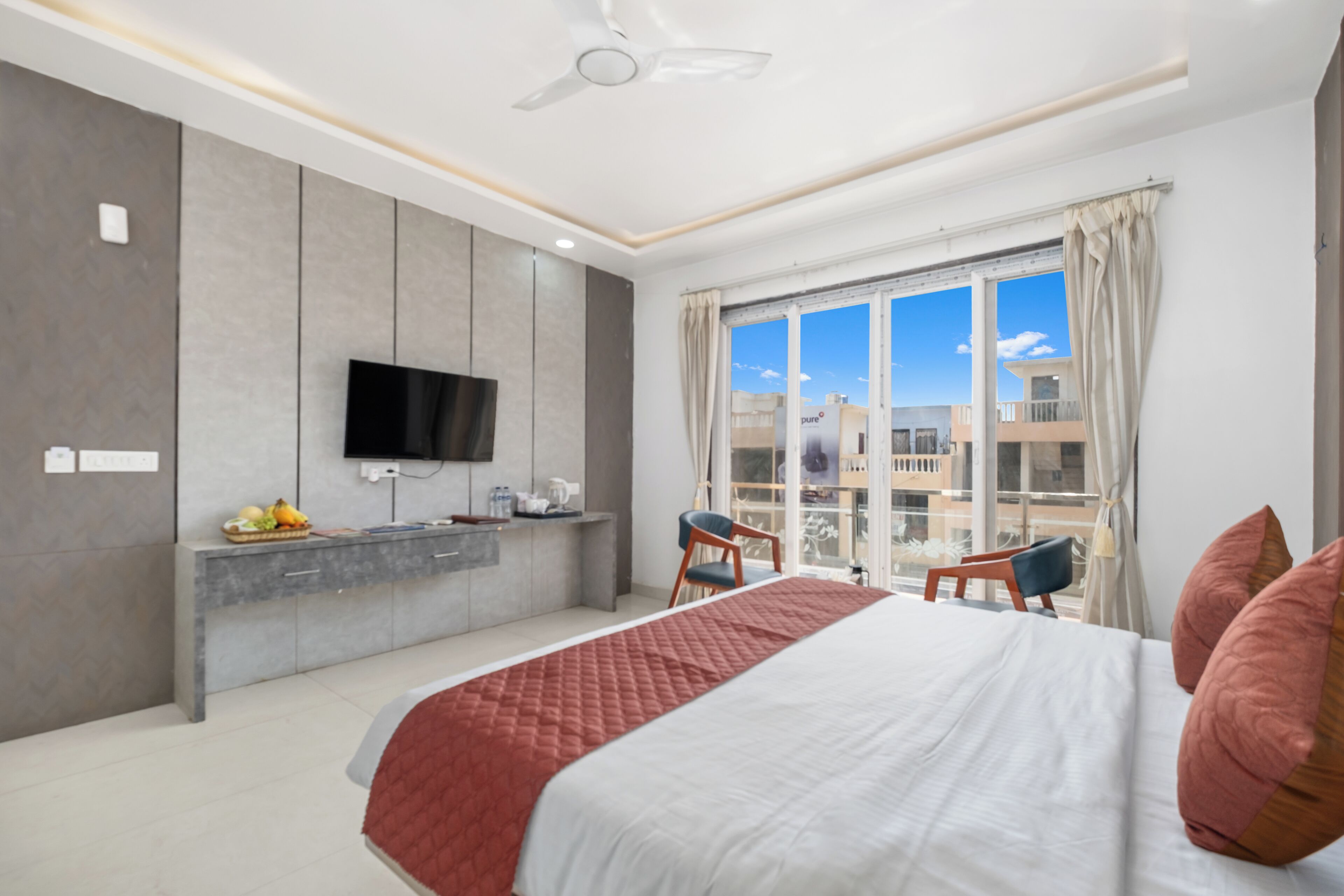 Family Suite | Free minibar items, in-room safe, desk, laptop workspace
