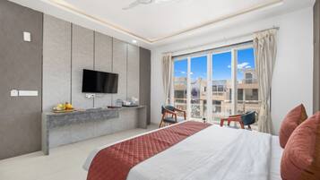 Family Suite | Free minibar items, in-room safe, desk, laptop workspace