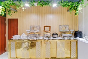 Free daily buffet breakfast - Continente Inn (Faizabad)