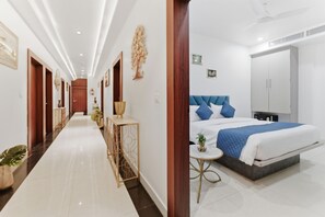 Deluxe Double Room | Free minibar items, in-room safe, desk, laptop workspace - Continente Inn (Faizabad)